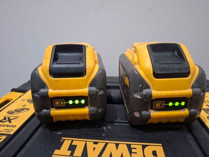 2 x Dewalt flex 9AH batteries