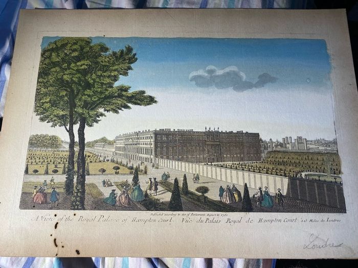 This print is an 18th-century hand-coloured copperplate engraving depicting "A View of the Royal Palace of Hampton Court / Vue du Palais Royal de Hampton Court"