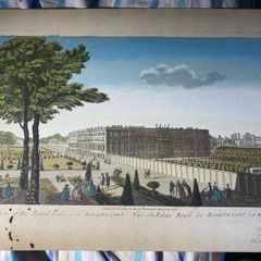 This print is an 18th-century hand-coloured copperplate engraving depicting "A View of the Royal Palace of Hampton Court / Vue du Palais Royal de Hampton Court"