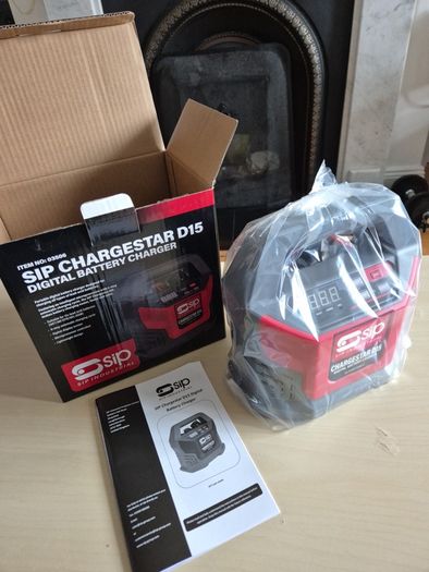 Car battery charger, NEW