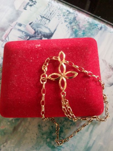 9ct gold cross pendant on 18 inch chain