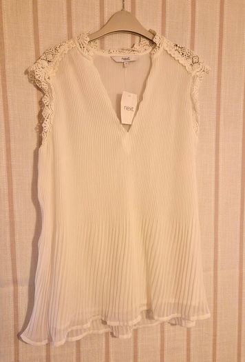 Winter white flowy sleeveless ladies top