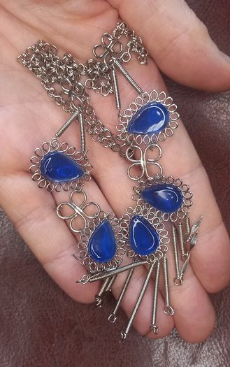 Vintage jewelry is sold individually for 5 to 10 euros