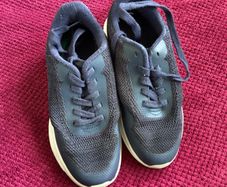 Kids trainers size 4