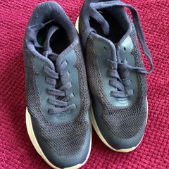 Kids trainers size 4