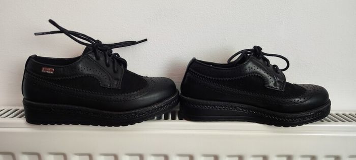 Girls shoes size 28