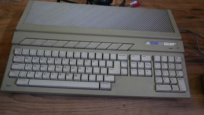 Atari 520st Video Game Keyboard Computer W Mouse  Desktop Vintage (works Well)