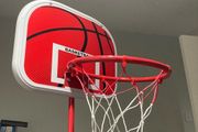 Height adjustable basketball hoop