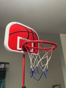 Height adjustable basketball hoop