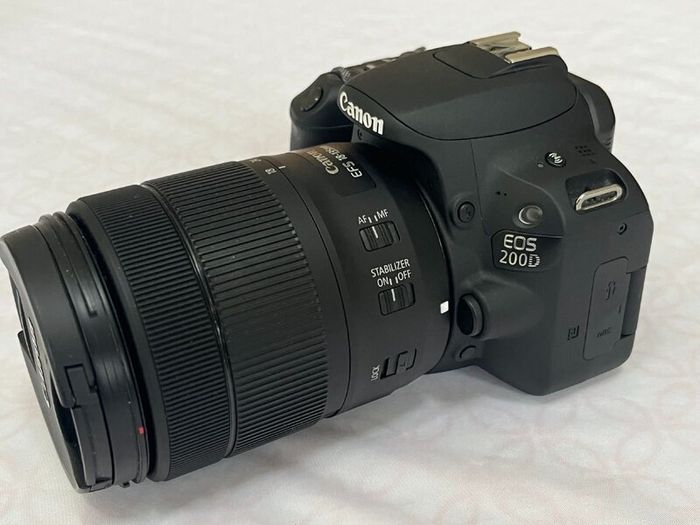 Canon EOS 200D Photography Bundle  Near NEW