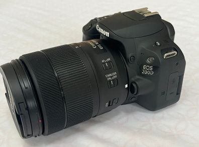 Canon EOS 200D Photography Bundle  Near NEW