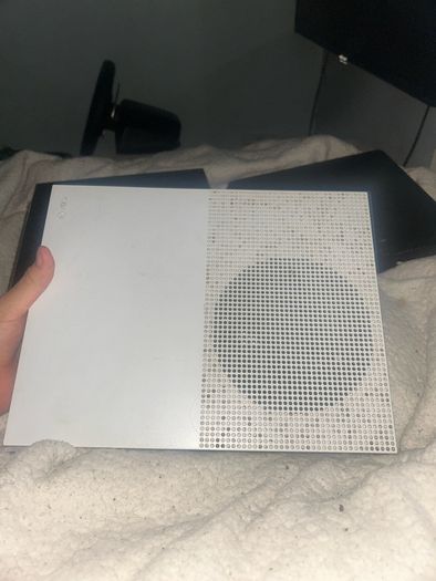 Selling 2 ps4 2 xbox 1's and a wheel set