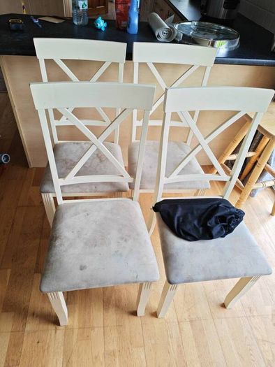 Extenable Table and 4 Chairs