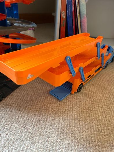 Hot Wheels Bundle (90 Cars and Mega Garage)