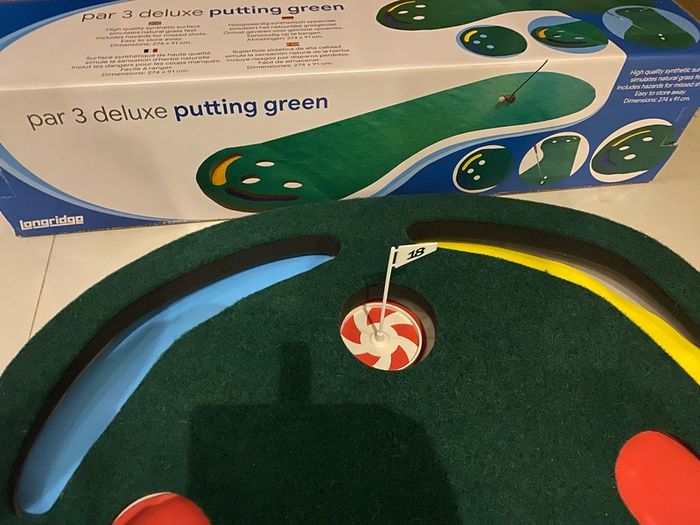 Deluxe Golf par 3 Putting green