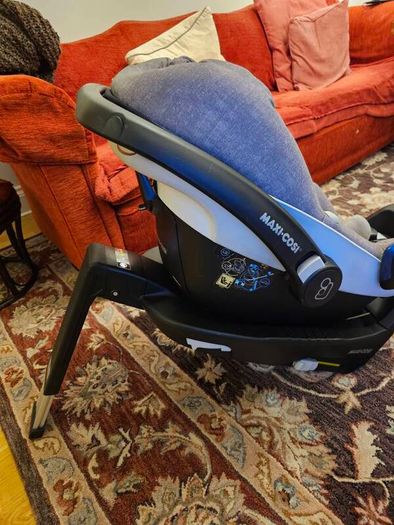 Maxi cosi stand and child seat