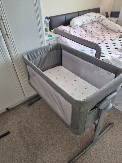 Joie Roomie Co-Sleeper Crib  Excellent Condition