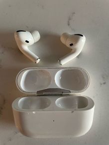 AirPods Pro - right ear and case