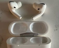 AirPods Pro - right ear and case
