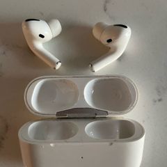 AirPods Pro - right ear and case
