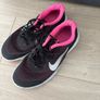 nike trainers black and pink Image 4