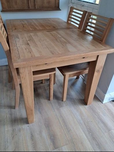 Beautiful extendable solid oak table and chairs