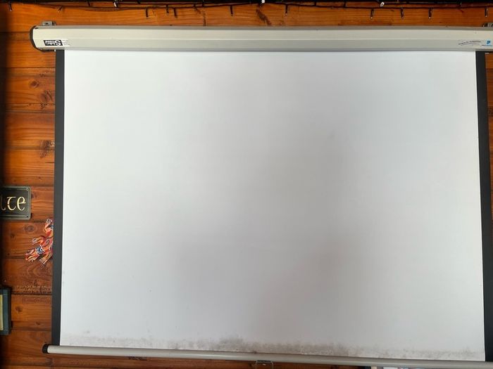 Retractable projector screen