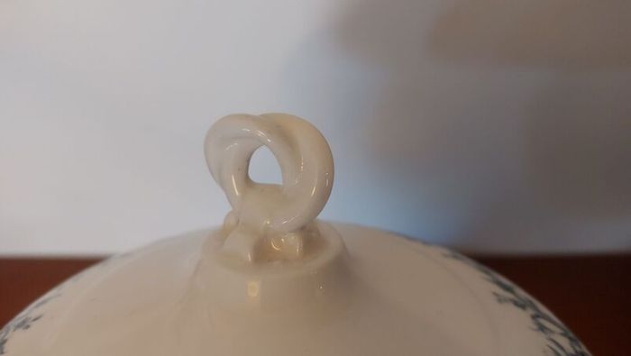 Fabulous Antique Blue and White Lidded Muffin Dish by Royal Worcester in a Beautiful Acanthus Leaf Pattern, Dated 1901, See Condition Report