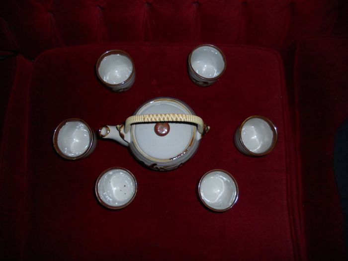 Vintage Vietnames Tea Set. Complete 7 peice