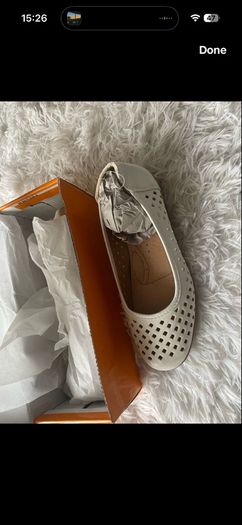 1,000  pairs of women's shoes