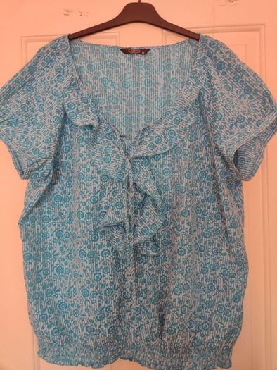 Brand New blue floral Bm top size UK22 EU50 postage included