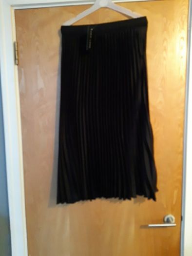 New  Look Plain Pleated  Black Skirt. S.12. B.N.W.T.
