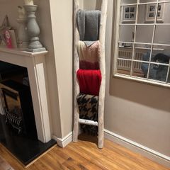 Blanket/scarf ladder