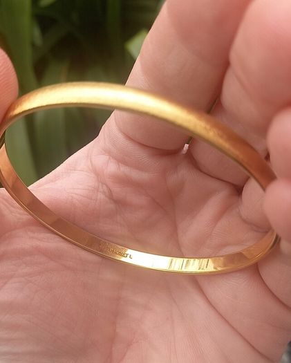 Vintage jewelry is sold individually for 5 to 10 euros