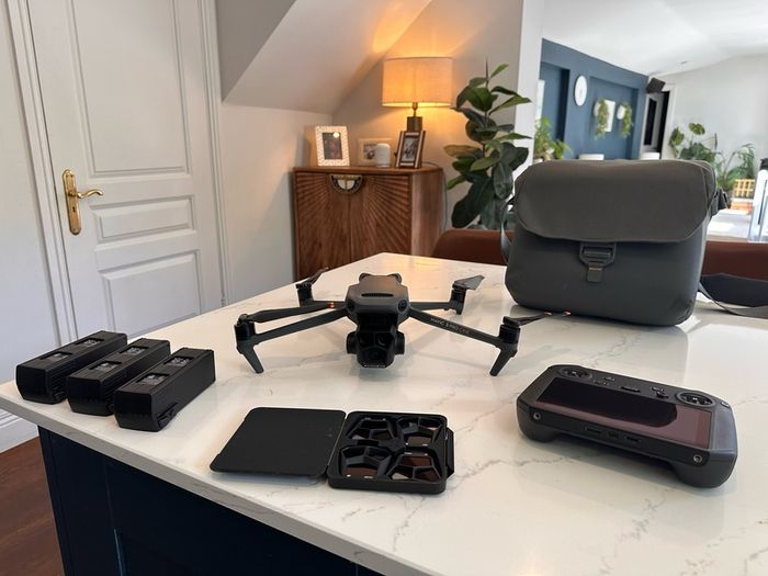 DJI Mavic 3 Cine Premium Combo ProRes, 1TB SSD, RC Pro Controller, 3 Batteries