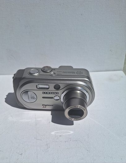 Samsung Digimax A6 compact digital camera.