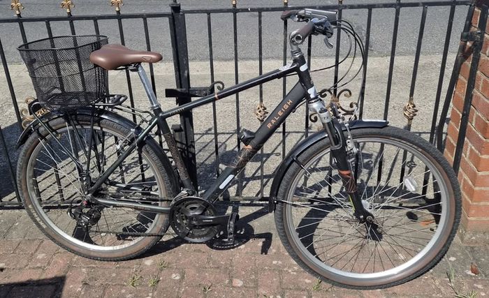 Raleigh Pioneer Trail hybrid bike in great condition and ready to ride.