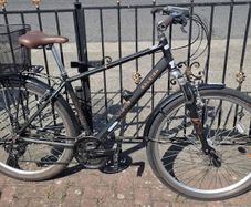 Raleigh Pioneer Trail hybrid bike in great condition and ready to ride.
