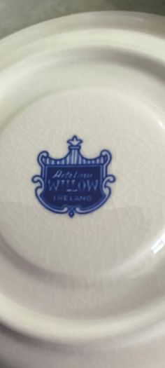 Arklow WILLOW IRELAND Blue and White inc Willow pattern 2 cup and saucers with milk jug set in saucer olso open suger bowl set in saucer 8 pices set 60.00 euro.
