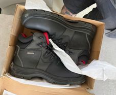 Steel toe work boots brand new.