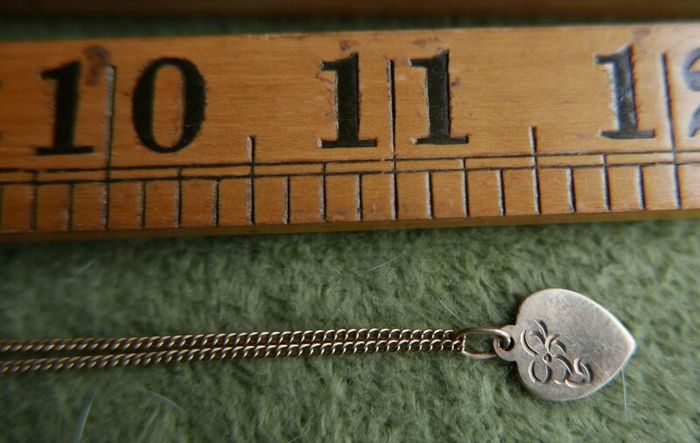 Vintage 9ct Gold 375 Gold Engraved Heart Pendant and chain 2,7g L-12"
