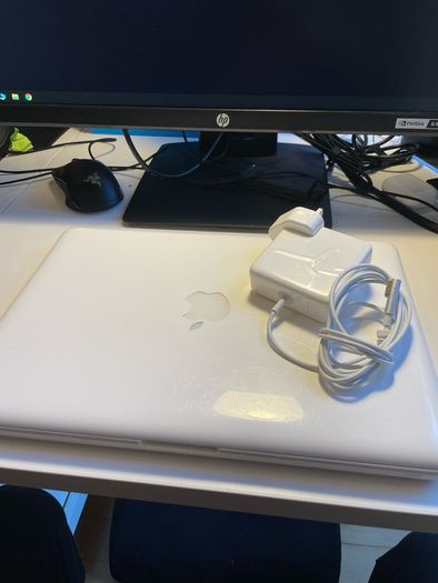 Apple Macbook (13-inch, Mid-2010)