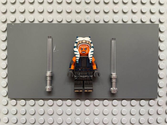 lego Star Wars sw1300 Ahsoka Tano (Adult) minifigure- Pearl Dark Gray Robe, Printed Arms