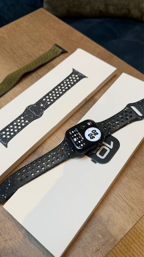 Apple Watch Series 10 42mm Jet Black Aluminum GPS