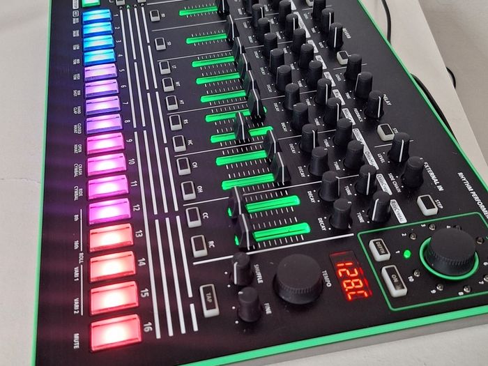 Roland TR 8 Rhythm Performer Drum Machine Excellent Condition
