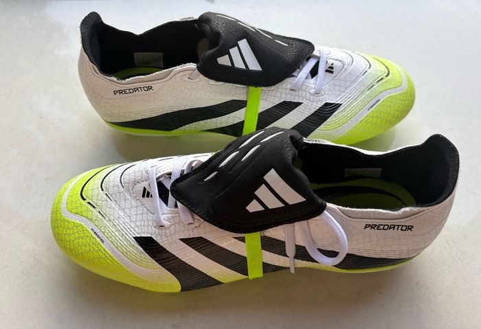 Like new, worn once, absolutely mint, size 10 Adidas 2024 Predator Elite Hybrid Touch + Fold-Over Tongue. RRP 280. Top tier boot in Cloud White / Core Black / Lucid Lemon colourway.
