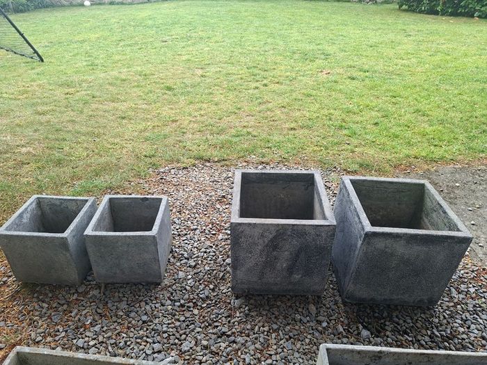 Set of grey pots / front door / patio
