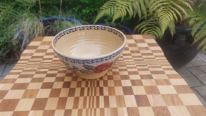 Beautiful Nicholas Mosse Medium Bowl in the Popular but Discontinued Kilfane Rose Pattern, Circa 1996-2004