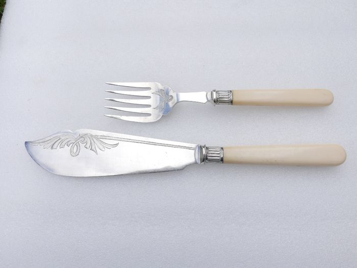 Vintage Art Deco Hallmarked Silver Plated Fish Servers: Sheffield