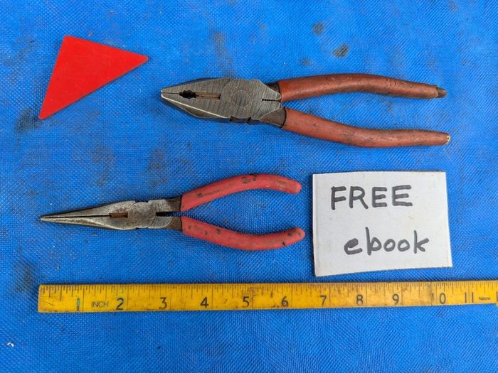 2 pairs of Pliers